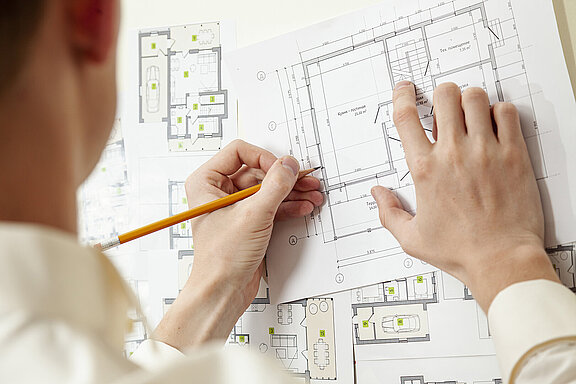 Innenarchitektur_plan_person_zeichnen_hand_architect-working-house-project__1_.jpg 