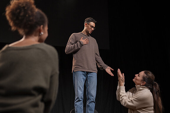Theater_Probe_Schauspieler_different-moments-theater-class.jpg 