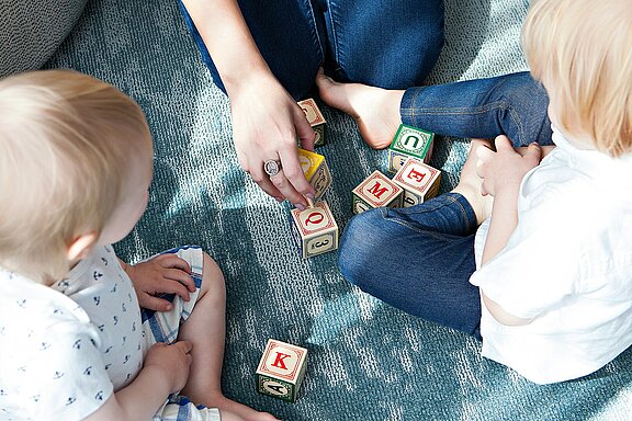 Kinder_Erwachsene_Spielen_Würfel_marisa-howenstine-Cq9slNxV8YU-unsplash.jpg 