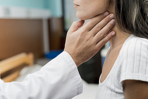 Schilddrüse_Hals_Hand_Berührung_hand-touching-throat-patient.jpg 
