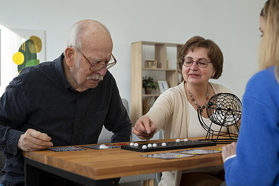 Gehirntraining_Senioren_Spiel_Personen_close-up-people-playing-bingo.jpg 