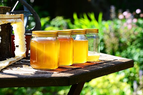 Honig_Gläser_Tisch_Natur_honey-352205_1280.jpg 