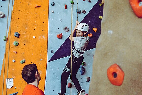 Kind_Kletterwand_rachel-GGlz-QSvL38-unsplash.jpg 