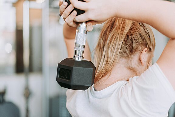 Fitness_Hantel_Rücken_samantha-gades-k95uqdEe8R4-unsplash.jpg 