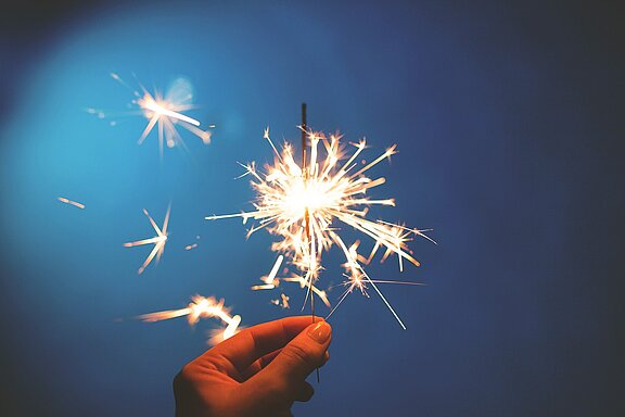 Sternspritzer_Wunderkerze_Hand_Silvester_sparklers-923527_1280.jpg 