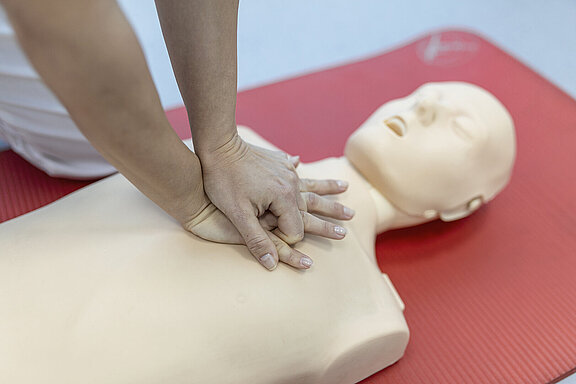 Erste_Hilfe_Kurs_Herzdruckmassage_Dummy_cpr-class-with-instructors-talking-demonstrating-firt-aid-compressions-ans-reanimation-procedure-cpr-dummy__1_.jpg 