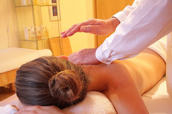 Massage_therapeutic_touch_wellness-285589_1280.jpg 