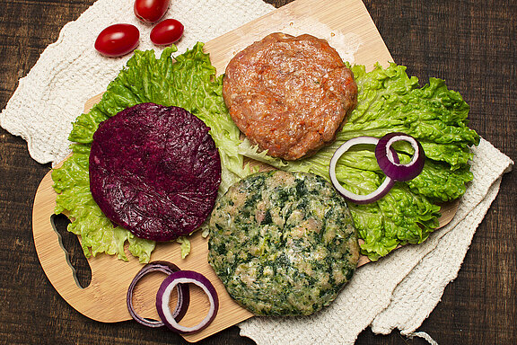 Veggie_Laibchen_Patties_vegan_vegetarisch_top-view-delicious-food-cutting-board.jpg 